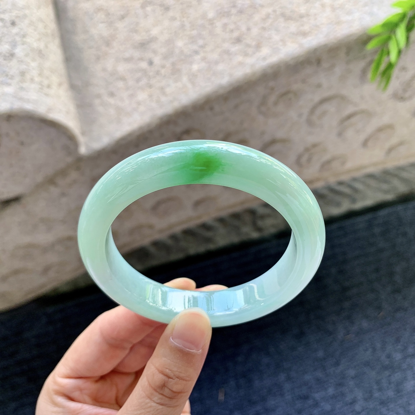 正圈55 56，圈口56.9/12/8.9，编码GL090246，描述细糯飘绿，水润，种老，细腻，无裂。
