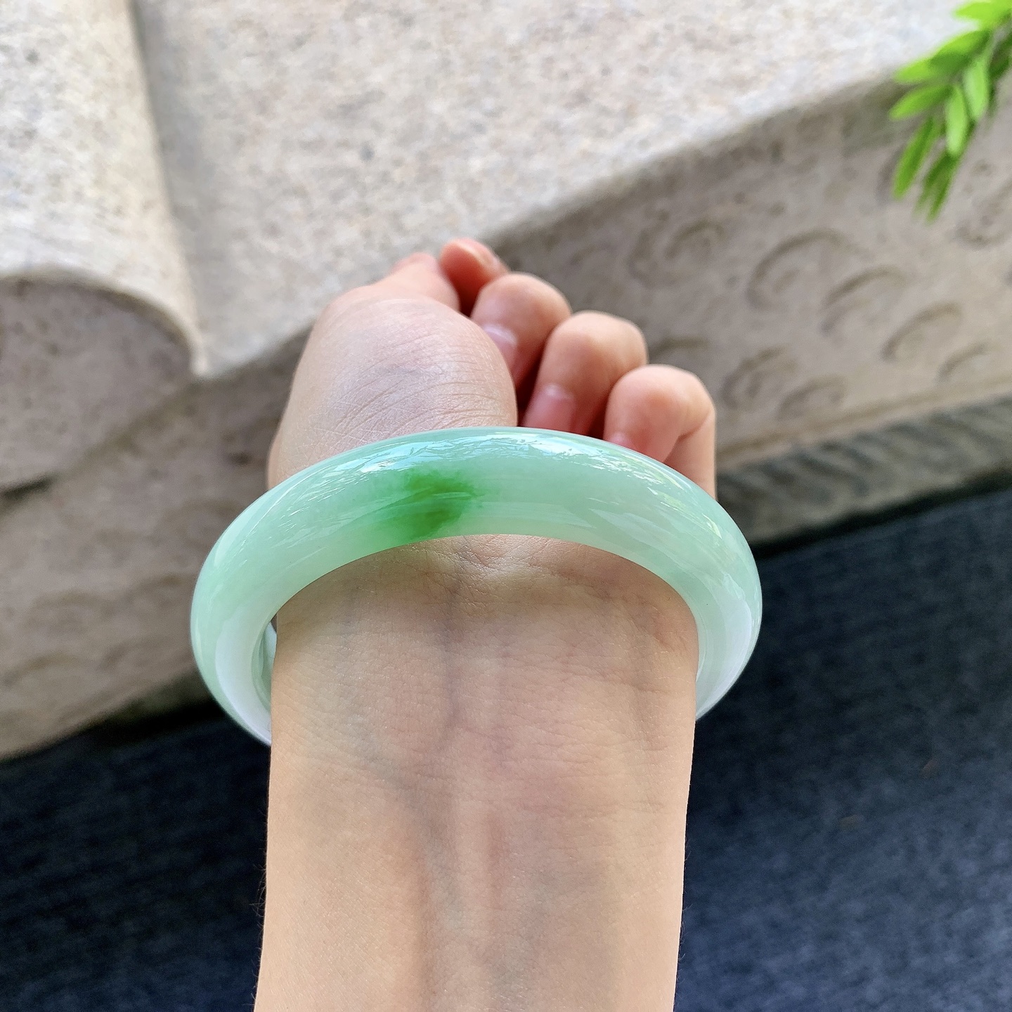正圈55 56，圈口56.9/12/8.9，编码GL090246，描述细糯飘绿，水润，种老，细腻，无裂。