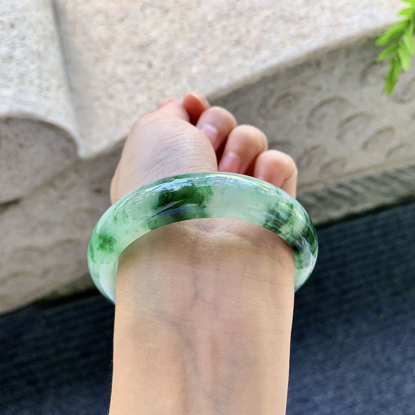 正圈53 54，圈口54.6/13.4/8.2，编码Q5090211，冰糯绿花，水润，种老，细腻，打灯有纹线。