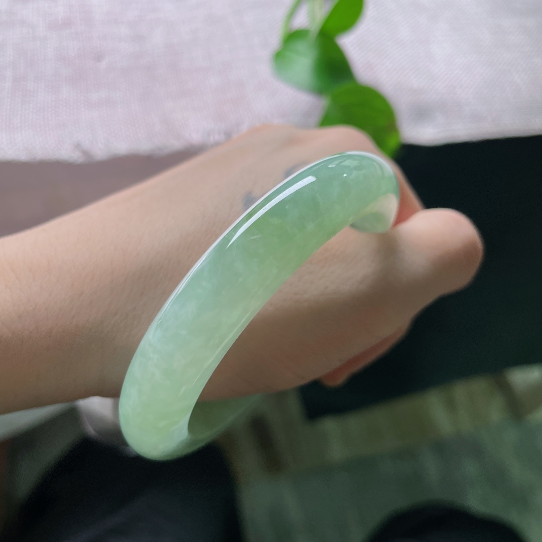 浅绿色正圈，无裂，油润湖水绿，质地柔和温润，低调耐看适配日常。ss54991a。