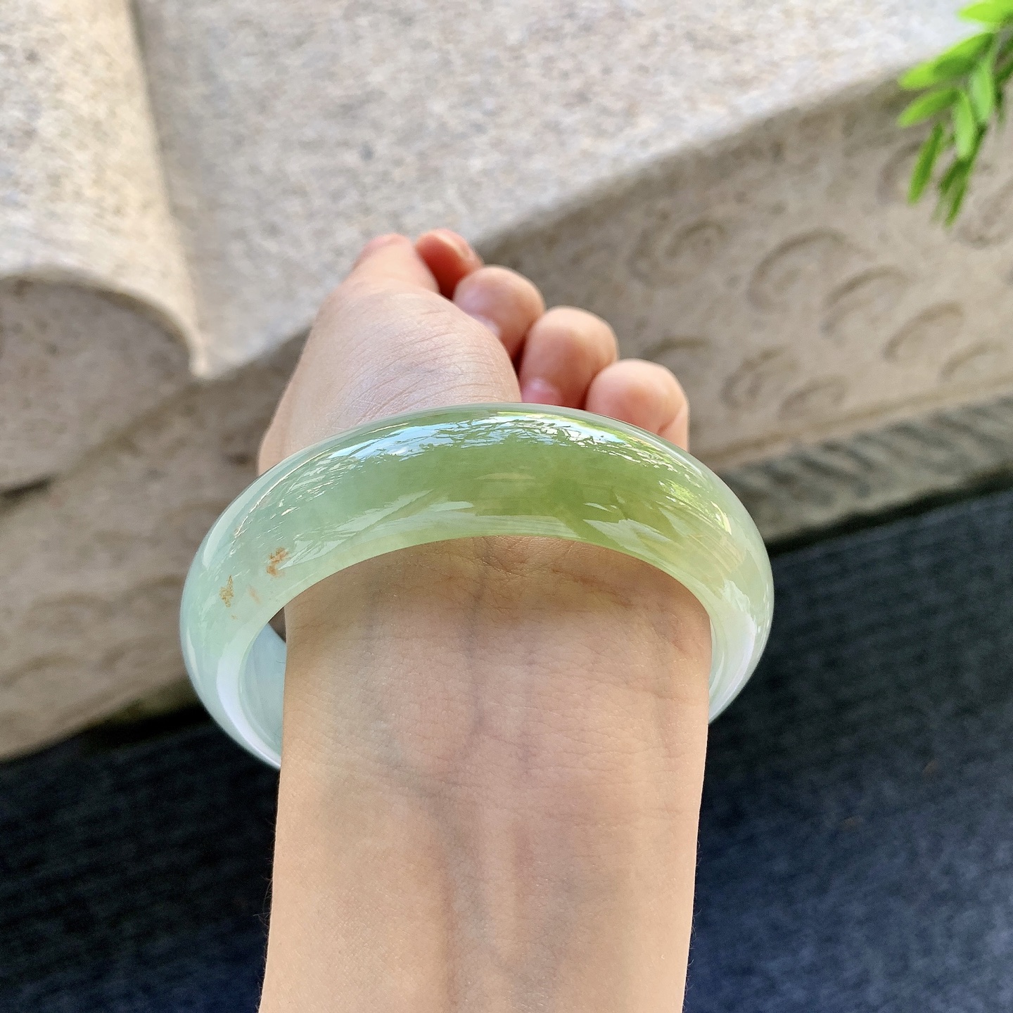 正圈59 60，冰糯飘黄翡，宽版，清透，水润，种老，细腻，有絮线