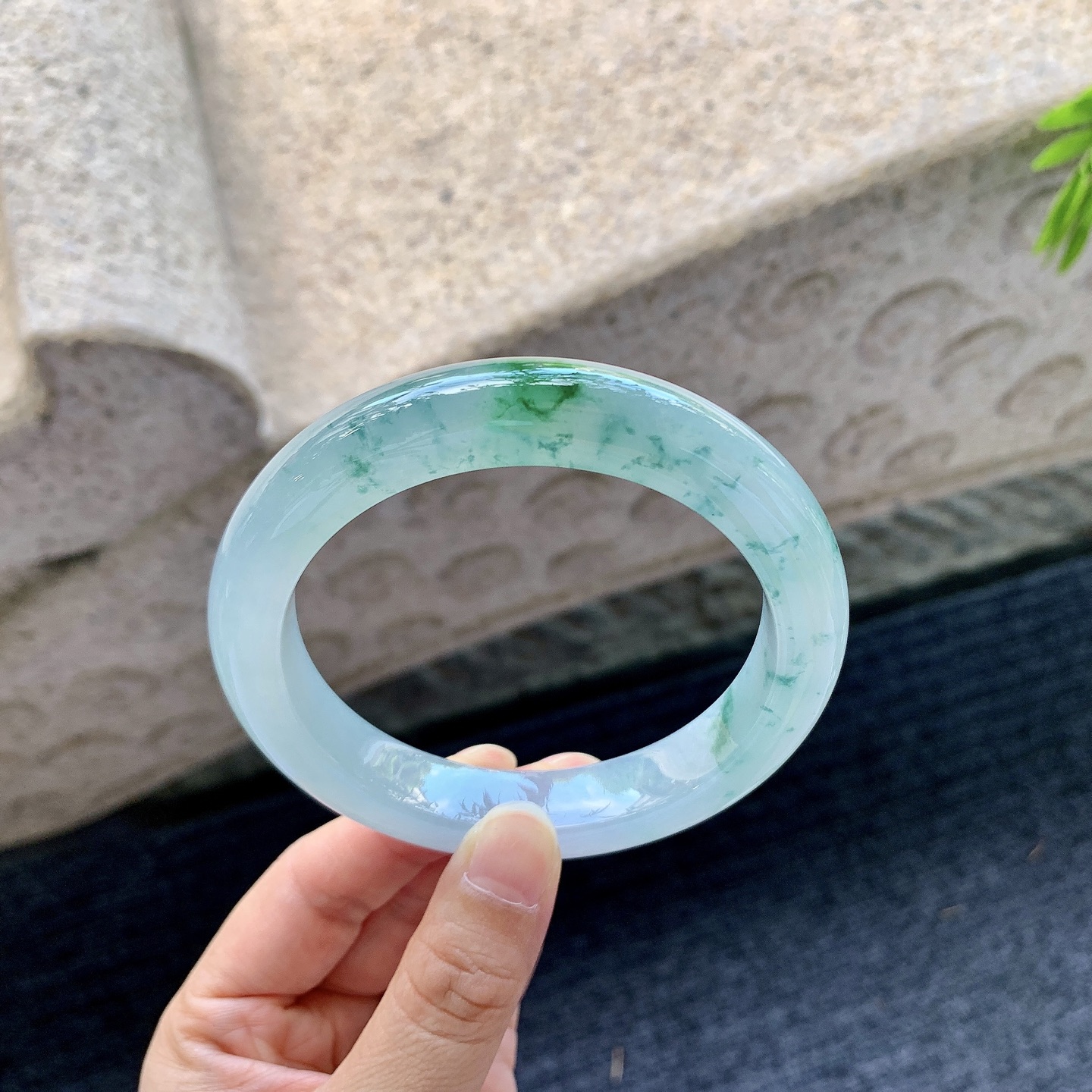 正圈61 62，圈口62.8/12.4/10，编码T1090208，描述冰糯飘花，水润，种老，细腻，打灯有棉纹