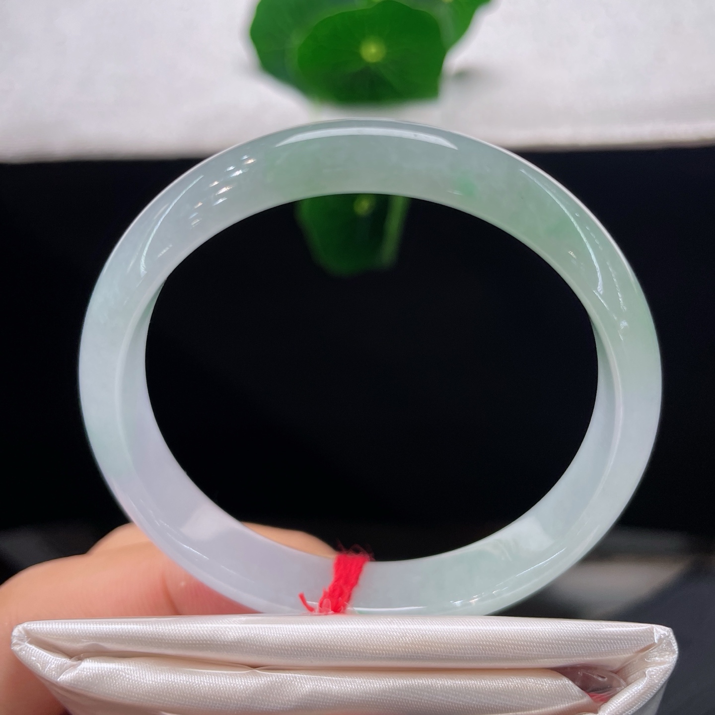翡翠手镯 圈口52.4/10.5/5.8，晴底飘绿花正圈，52/53可戴，淡晴底色温润通透，无裂