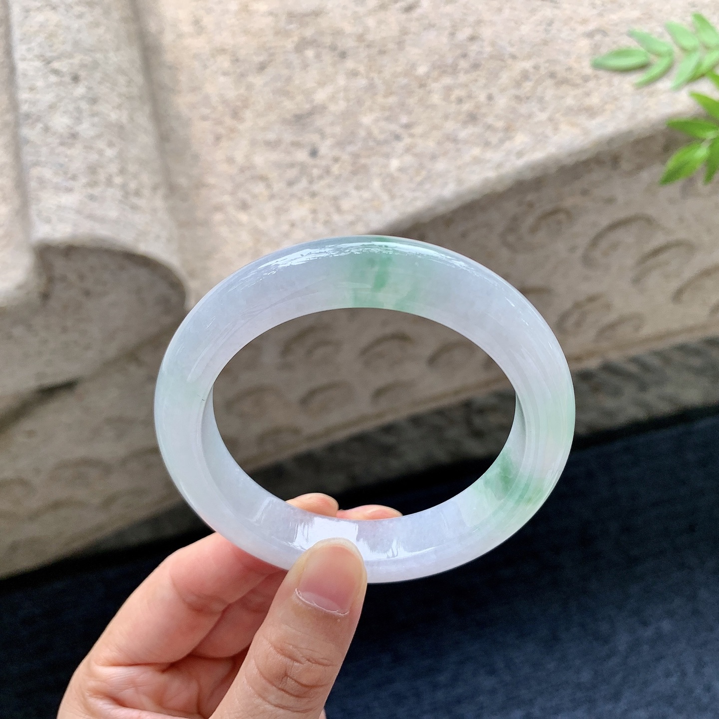 正圈56 57，圈口57.3/12.6/9.4，编码WW083173，描述糯冰飘绿，水润，种老，细腻，打灯有纹线