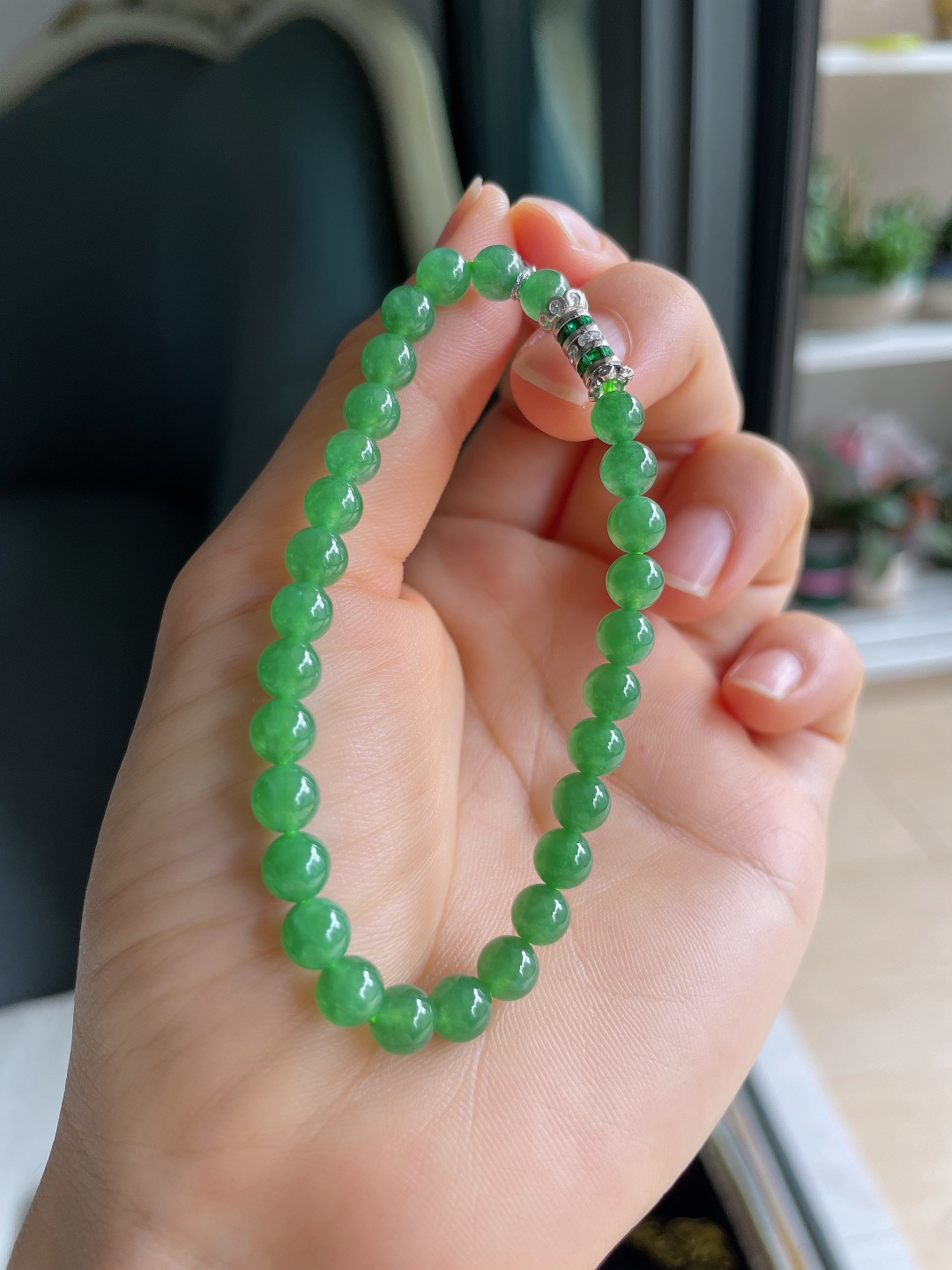 ️，缅甸天然翡翠A货，冰满绿手串，尺寸：5.7mm。【编4602】