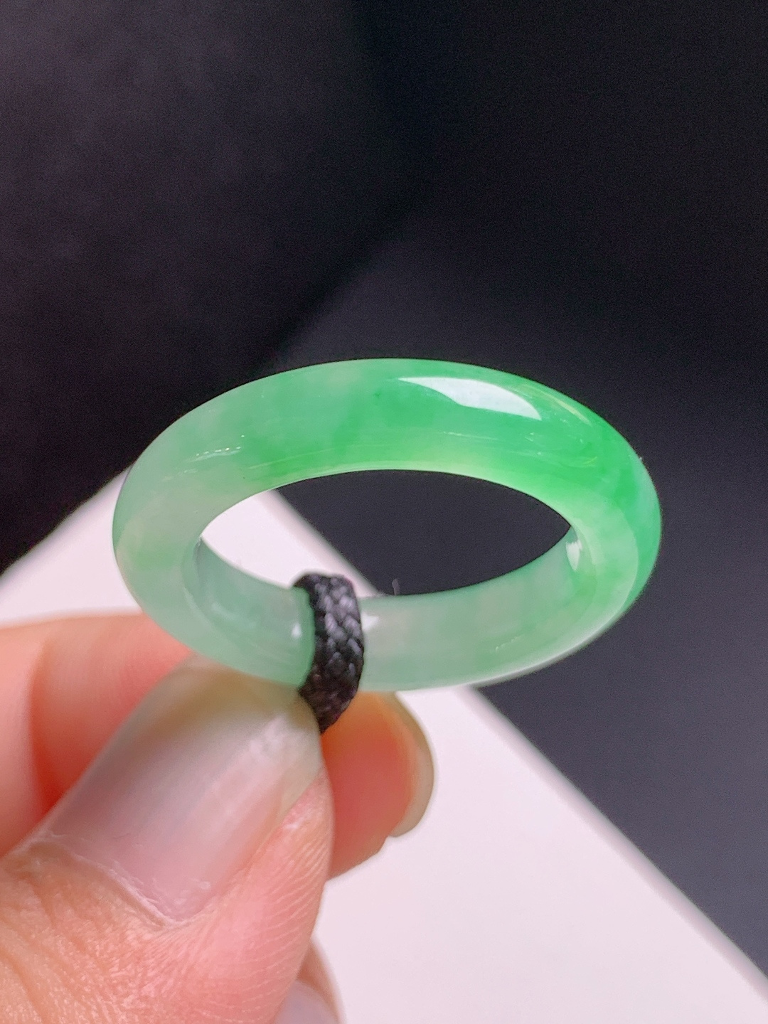 冰种绿指环，色泽鲜亮，玉质细腻，贵气显肤