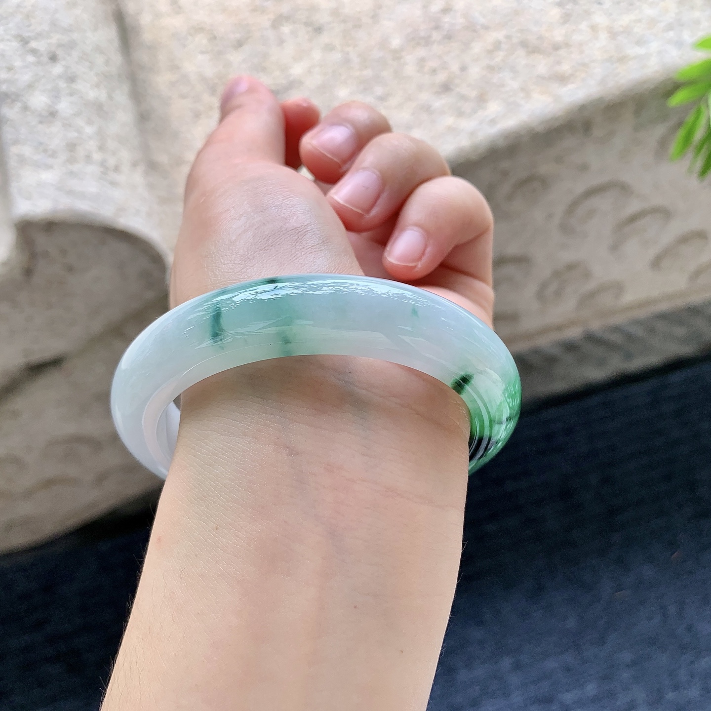 正圈55 56，圈口56.6/12.3/9.4，编码WW090223，糯冰飘辣绿，水润，种老，细腻，无裂。