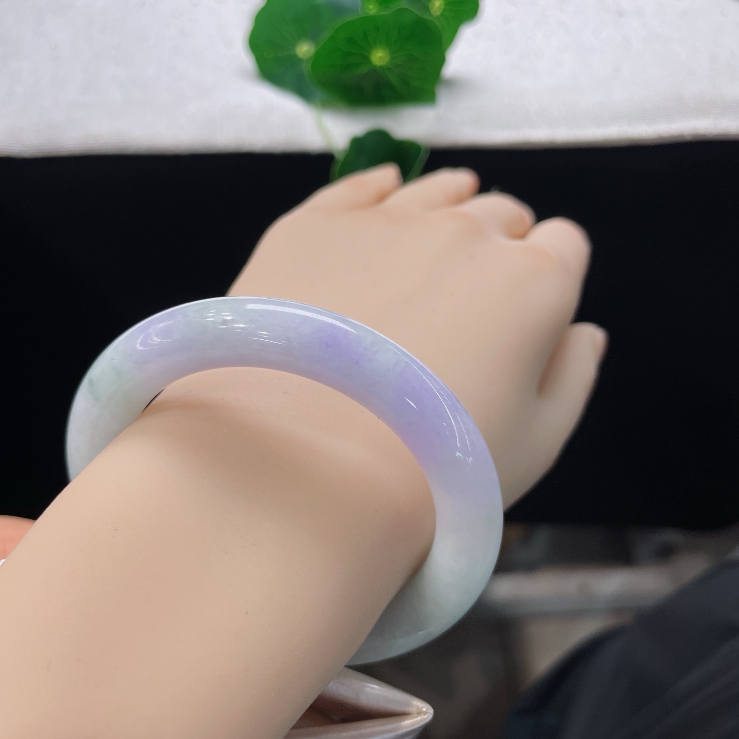 翡翠手镯 圈口53.2/10.2/，春彩圆条，53/54可戴，翠染玉身，紫落环间，一镯揽风月，无裂