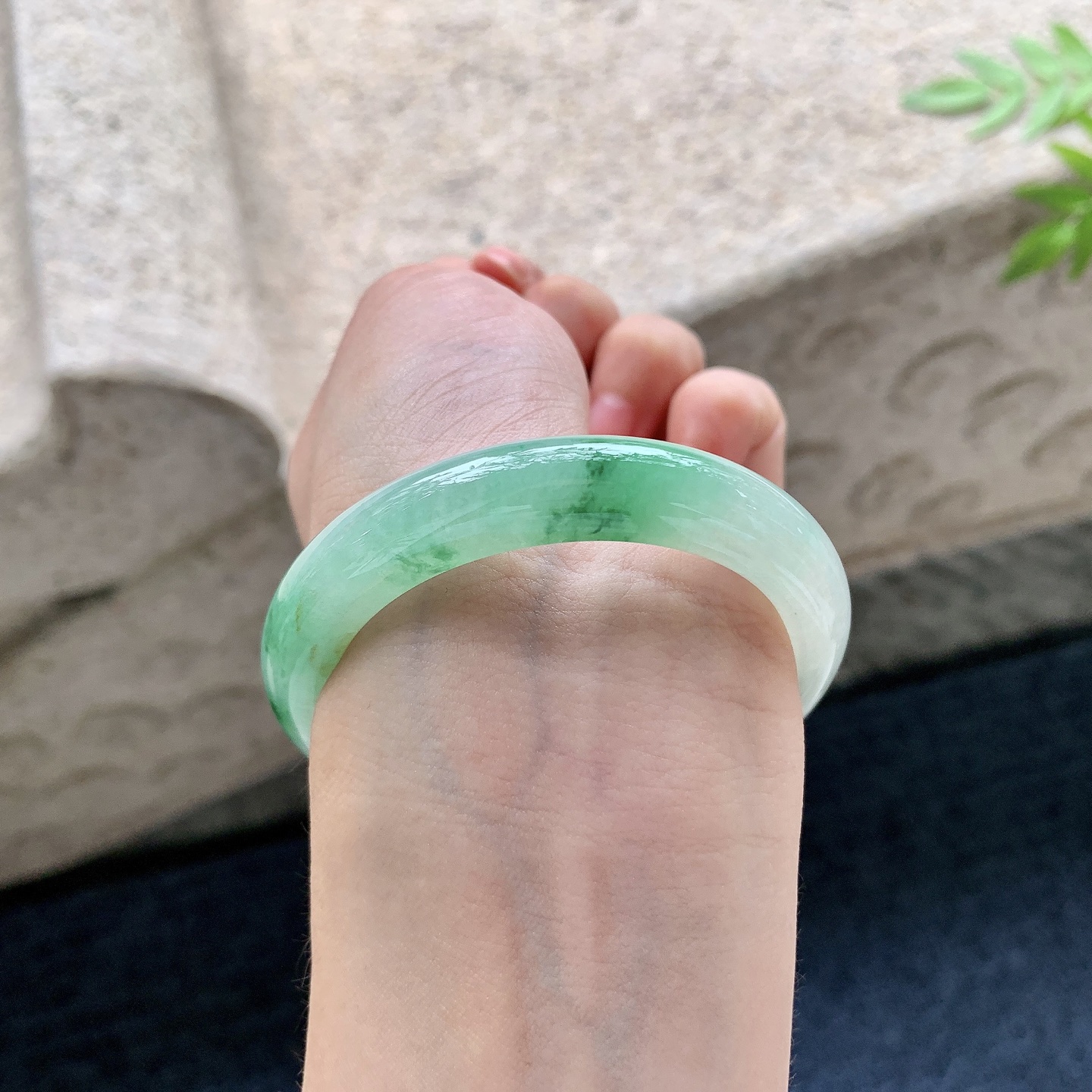 正圈49 50，圈口50.1/10/7.7，编码A1083170，糯冰飘绿，水润，种老，细腻，有纹线