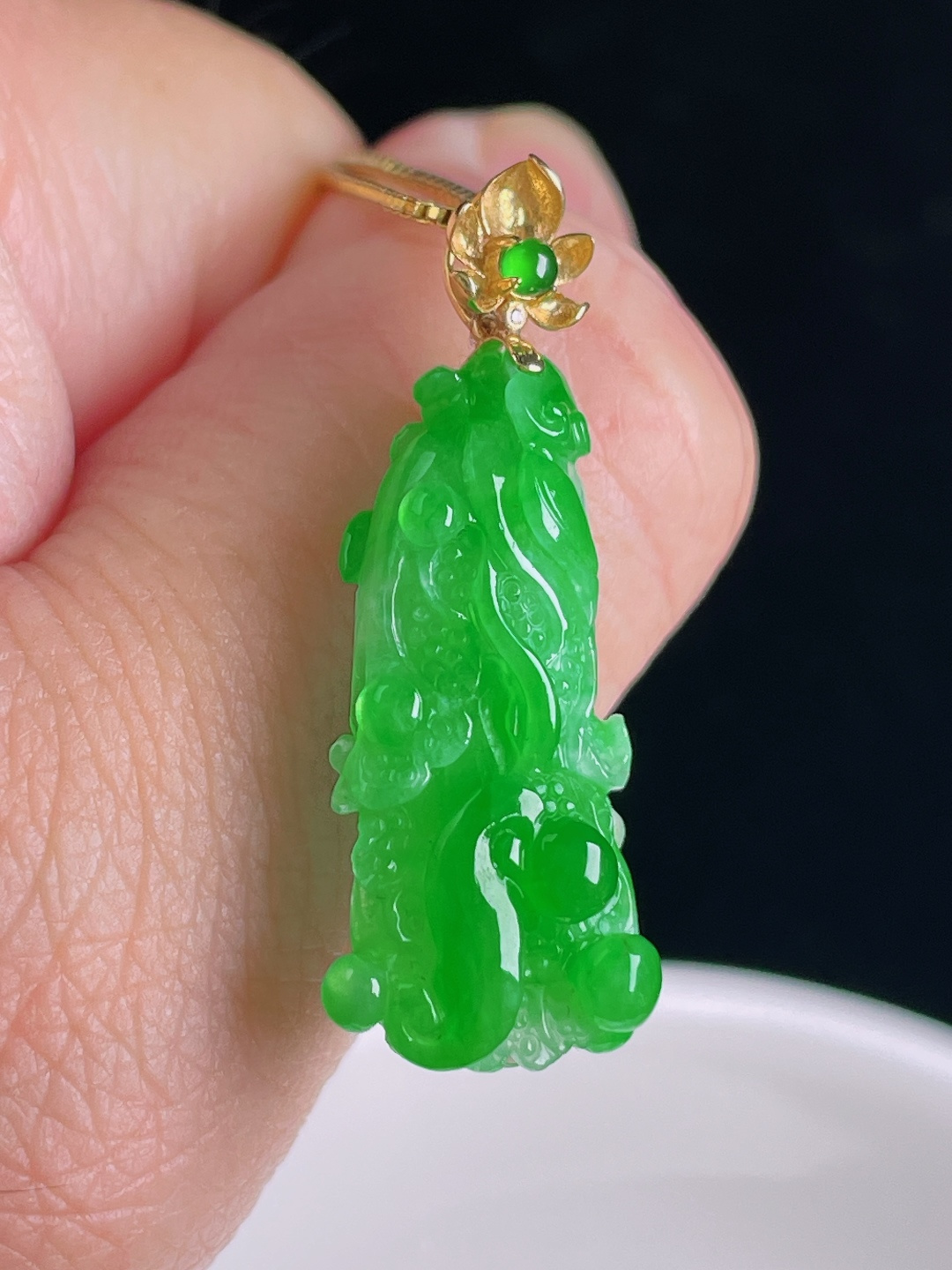 辣绿百财白菜，18k镶嵌，老种起光，细底通透，尺寸：33.5裸石27.3/12.8/7.3mm090
