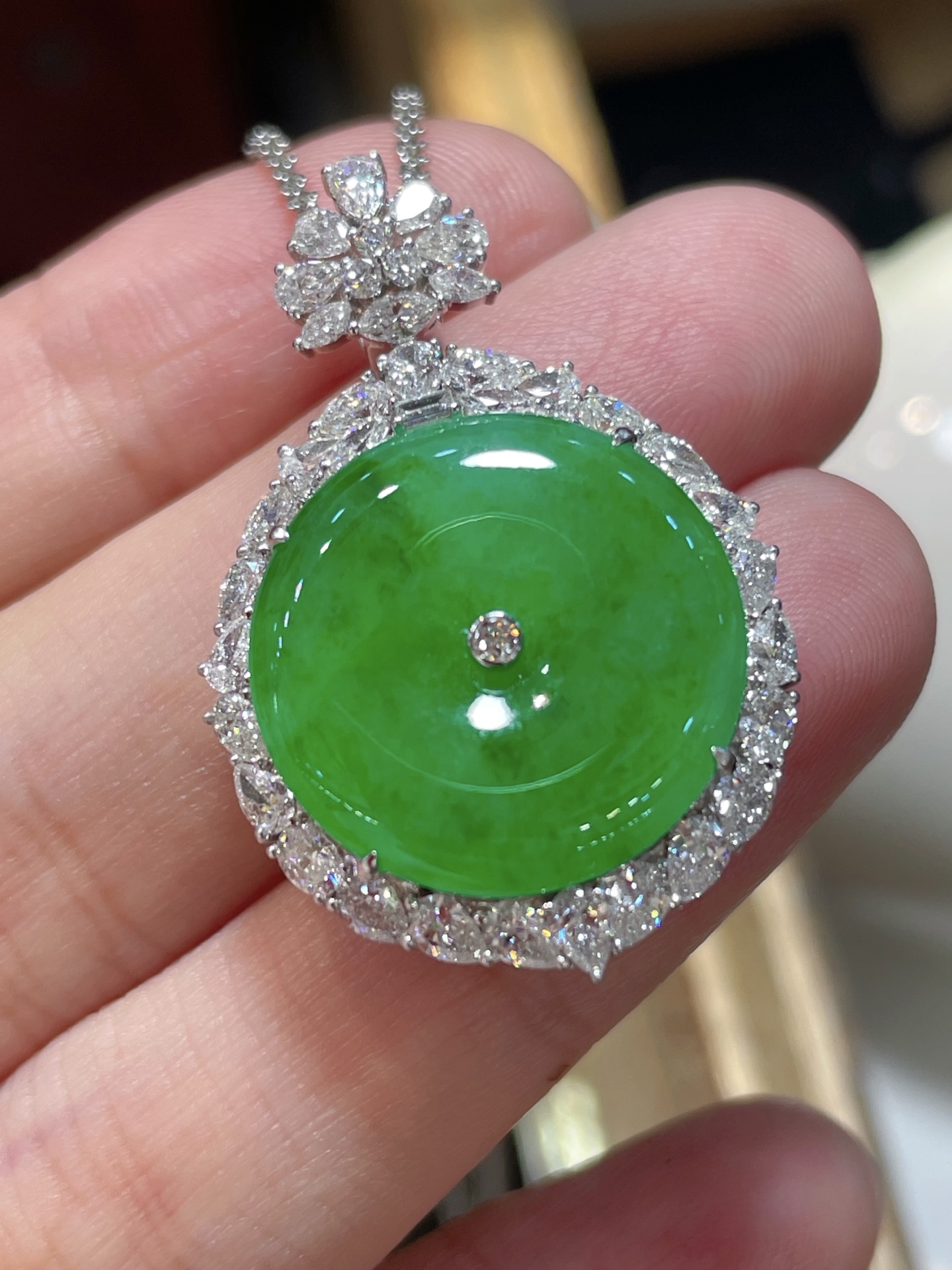 ️翡翠满绿平安扣吊坠，质量货，光感强烈，种老细腻，料子水润通透，18k镶，佩戴效果佳，33.8-22.6-9.1