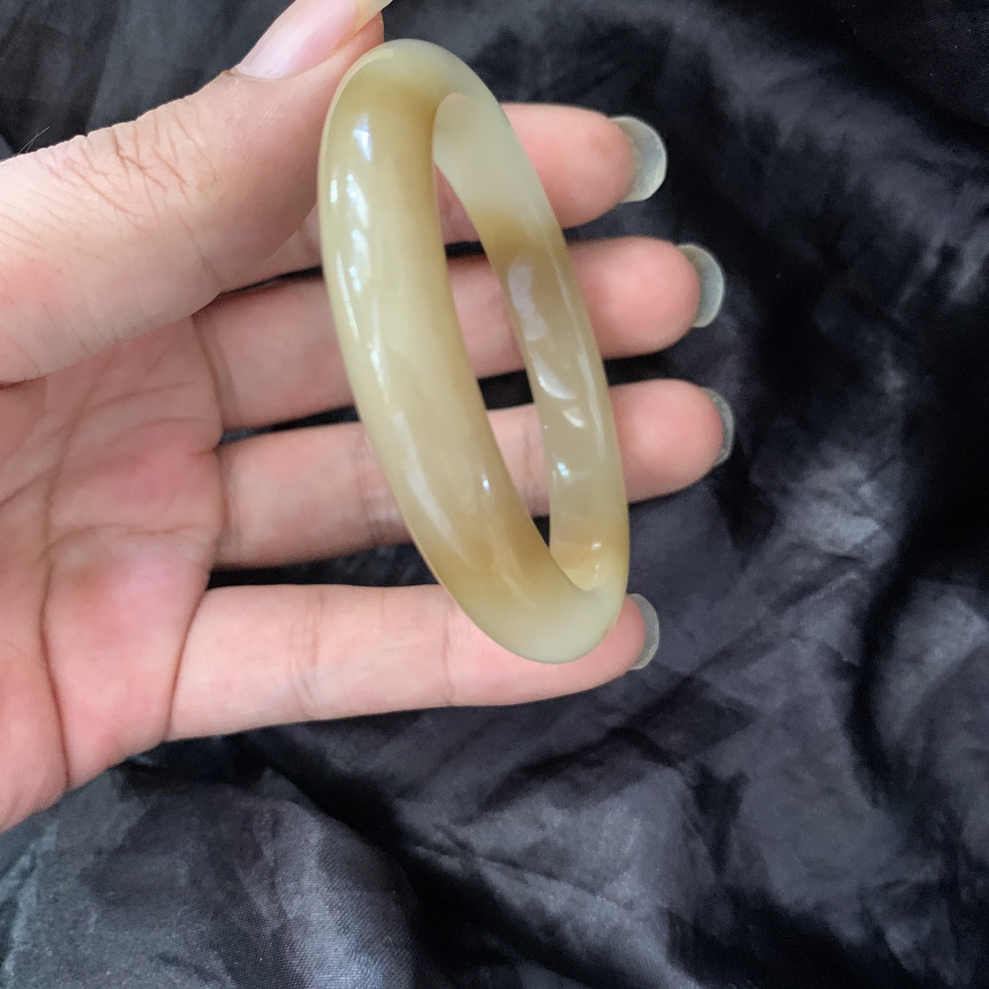 53.5圈口和田玉且末糖手镯，镯形好，你是我腕间的一抹风情，有你的日子尽显含蓄高贵典雅，品质高