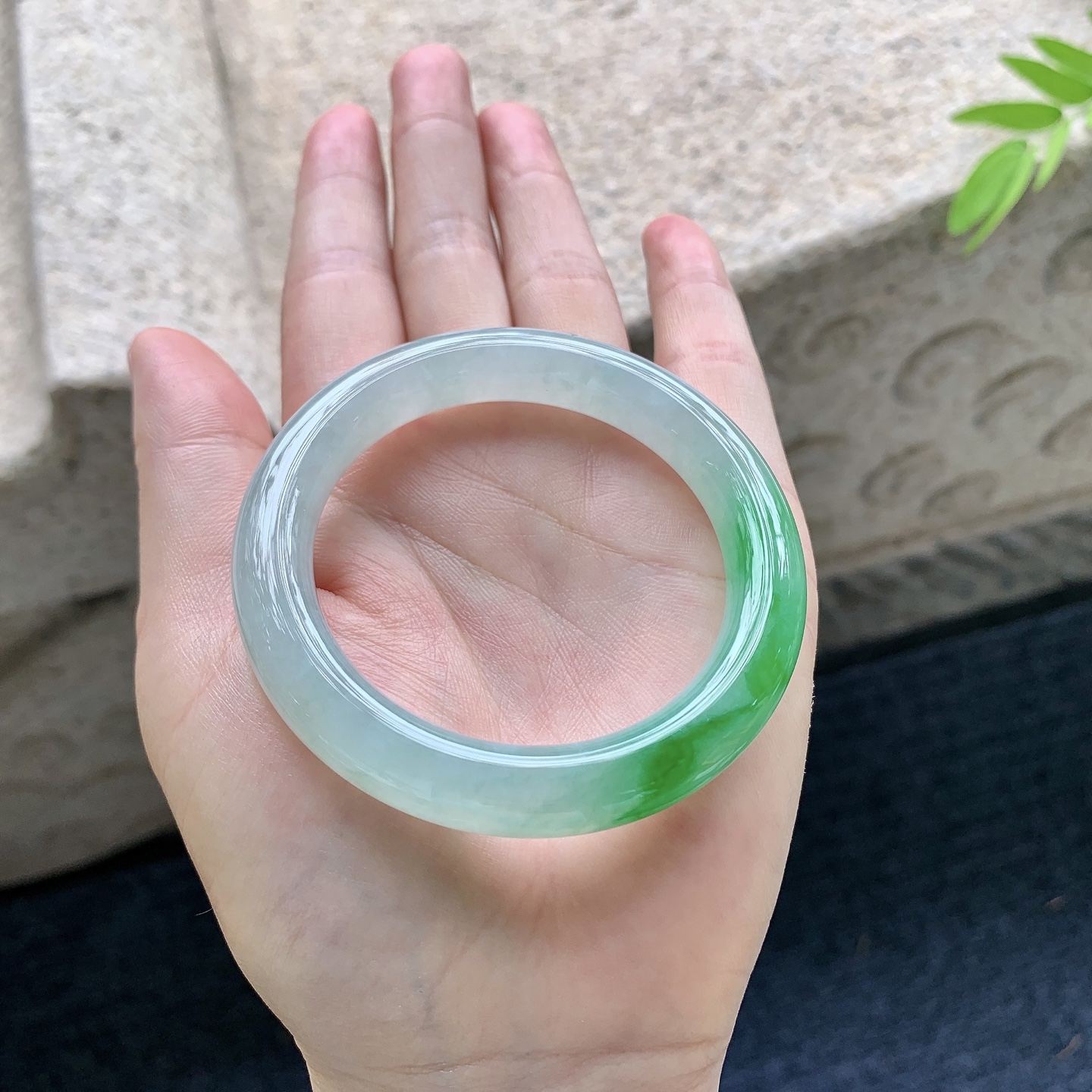 圆条49 50，圈口50.4/10/9.2，编码G9090326，描述冰糯飘辣绿，水润，种老，细腻，有纹线