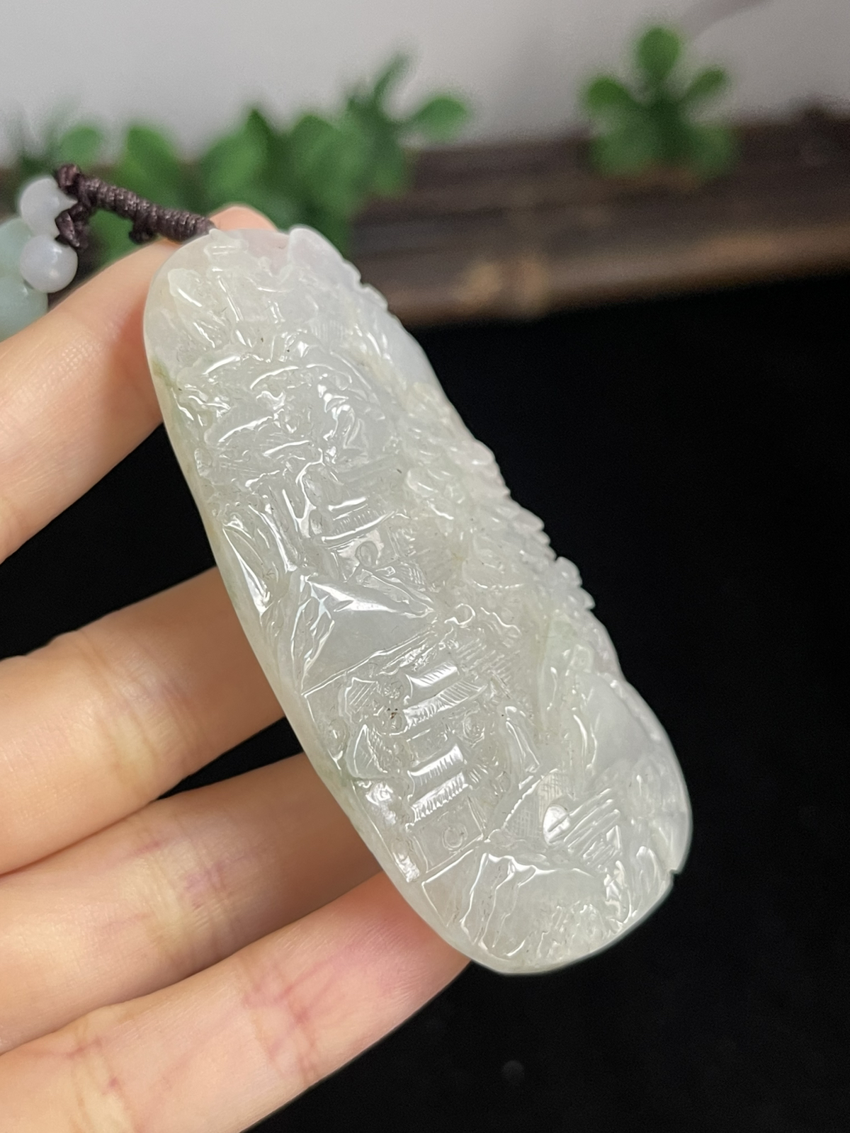 双面雕，精雕细琢，翡翠山水牌，厚装55.54克，手把件，车挂件