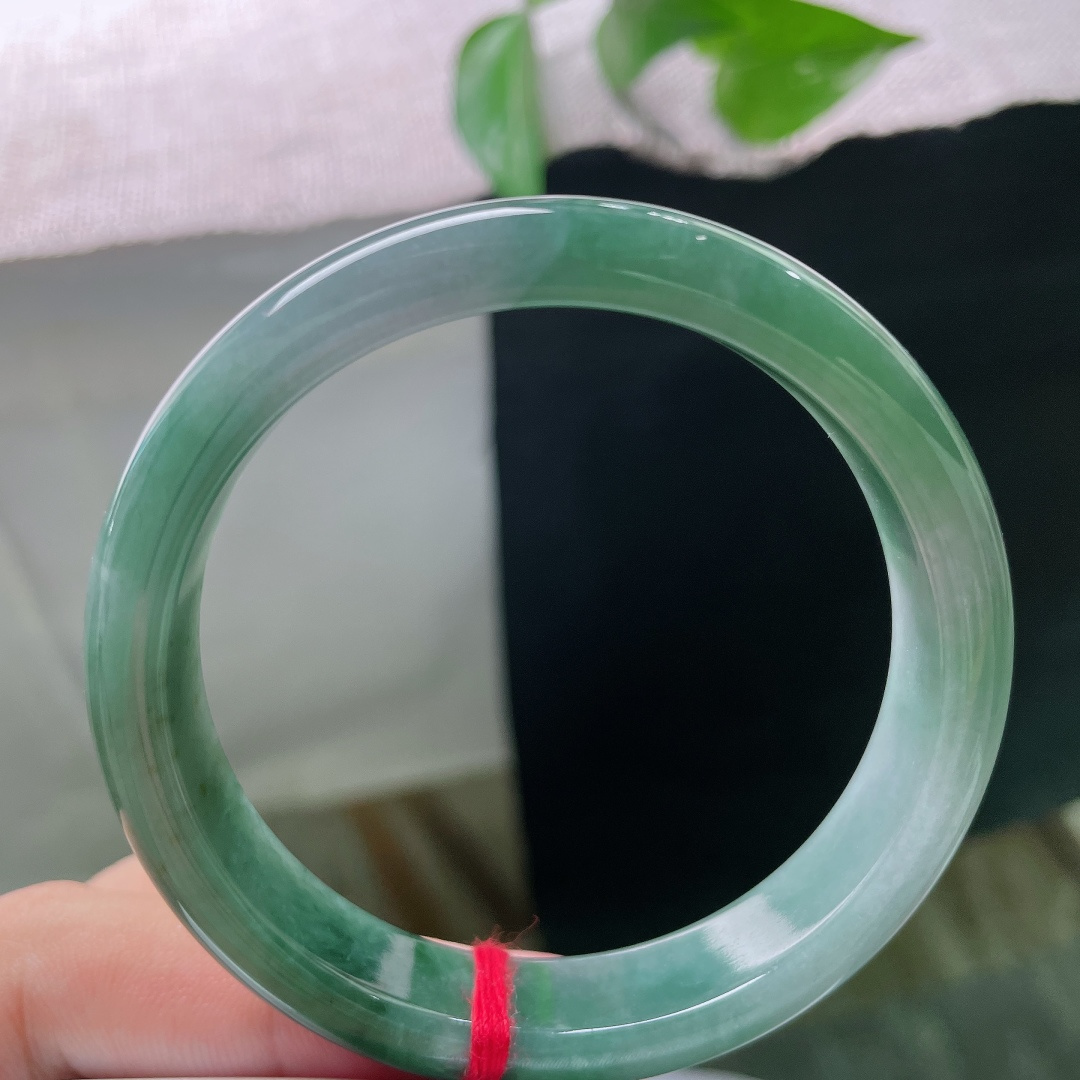 54.7/12.1/7.4，油青正圈，一点皮纹，色泽沉静内敛，玉质细腻油润，上手沉稳大气，低调中透着玉石沉淀的复古质感。ss58016a