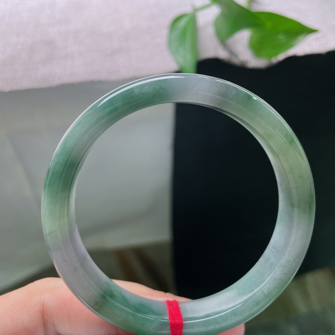 54.8/11.7/7.2，油青正圈，一点皮纹，玉色沉静幽深，质地油润细腻，色泽内敛厚重，上手复古沉