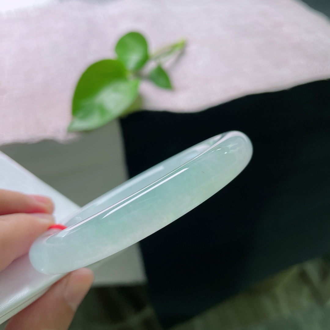 55/10，飘绿正圈，清透冰底晕开一丝柔润浅翠，柔光漫绕腕间，自带清冷温婉的气韵，无裂。ss49509a