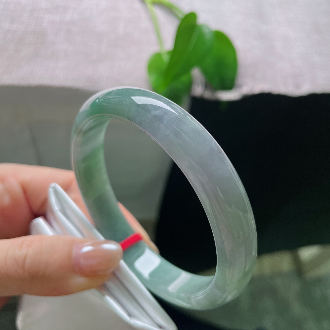 绿底正圈，一点晶体，绿调清润鲜活，紫调淡雅朦胧，冷暖双色碰撞，氛围感十足。ss58025a