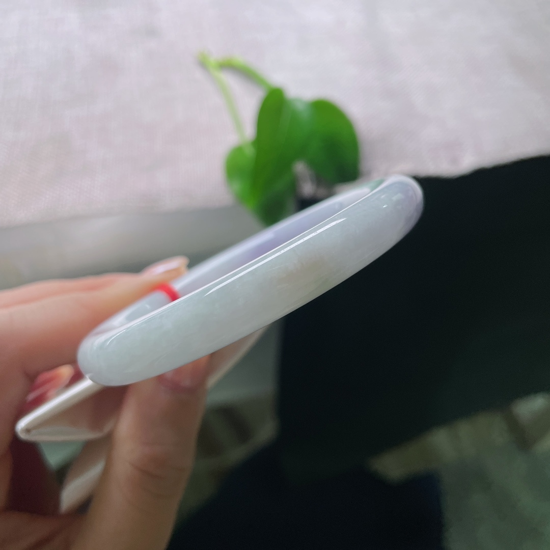 56.8/9.3，圆条，无裂，清雅的冰底晕染柔润紫调，紫气温婉弥漫镯身，局部捎带淡淡晴绿底色，春彩韵味悠然。ss57951a