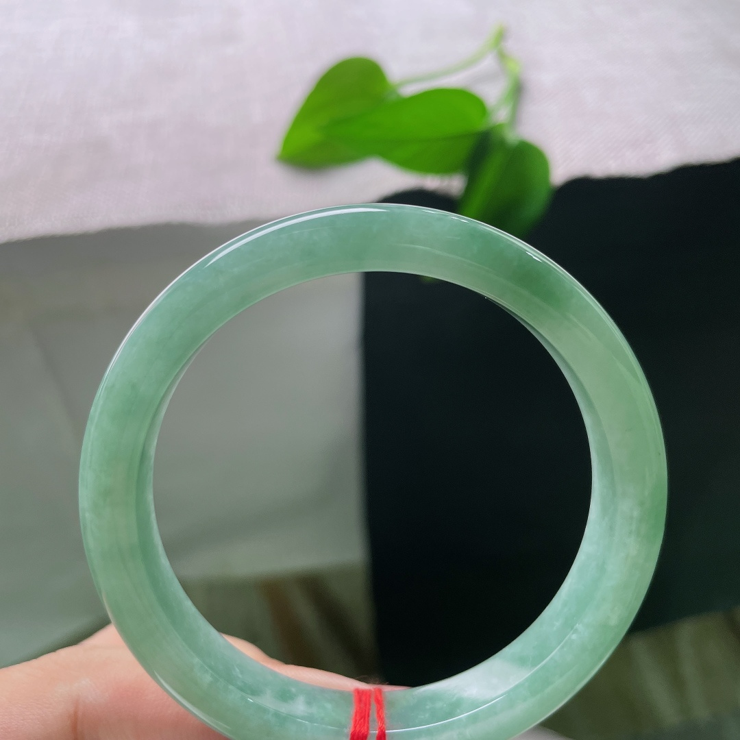 绿底正圈，无裂，似一湖青山碧水凝于腕间，沉静安然，自带从容温婉的东方气质。ss57924a