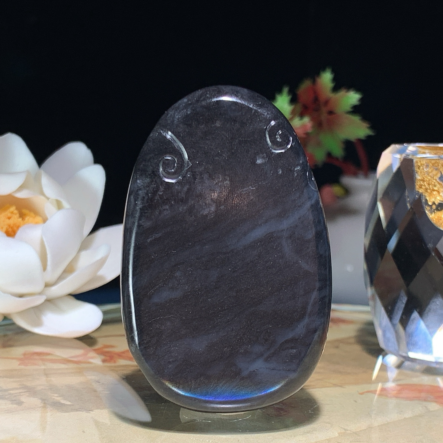 新疆和田玉籽料黑白分明青花坐莲观音挂件！尺寸59/38/18重73克。玉质细腻油润。手推出油。佩戴高端典雅。lt260902