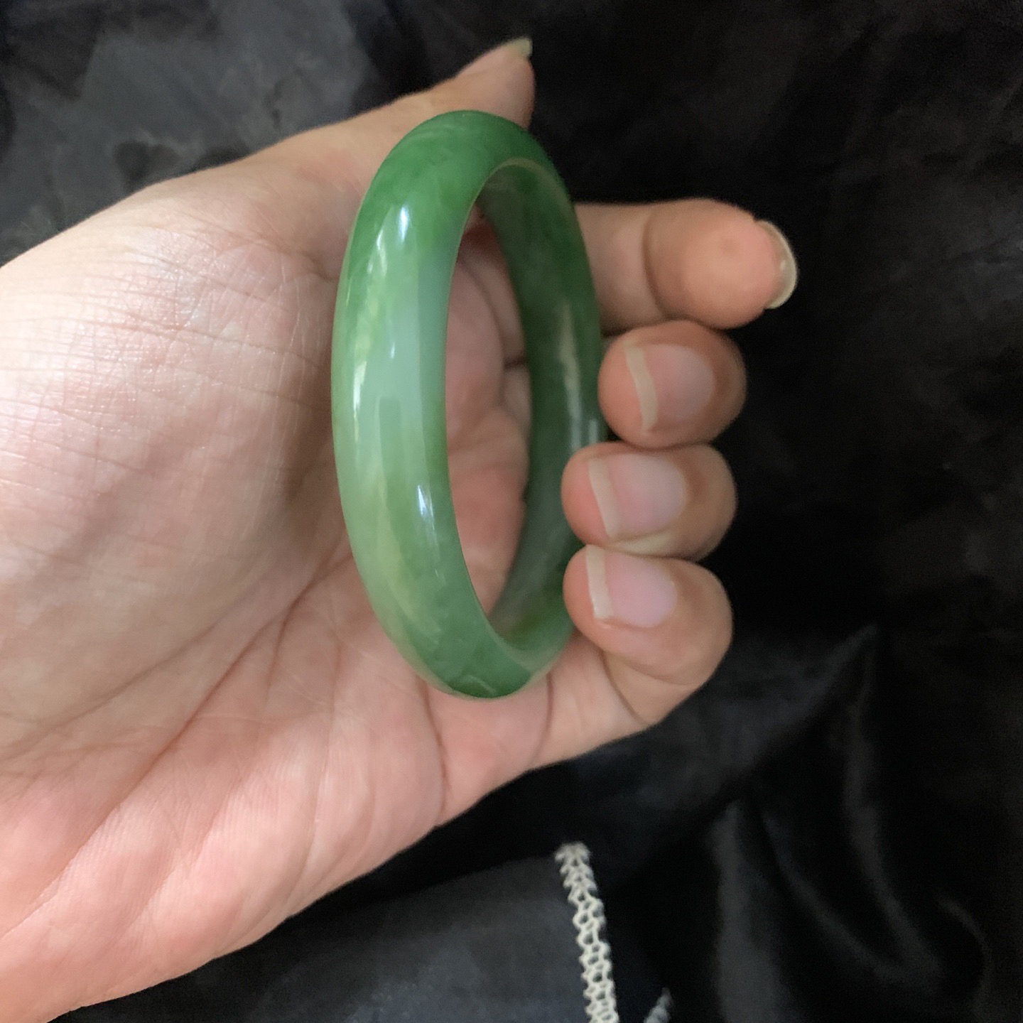 和田玉碧玉57圈口阳绿色宽条手镯，镯型古朴典雅。在诗情画意的雨巷相遇，你是我腕间的一抹风情，有你眸有深情.清风荡漾湖间静水，我愿俯身低眉，在烟波涟漪处寻