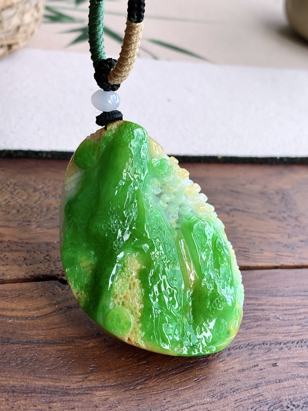 糯冰黄加绿大山水牌吊坠，缅料，性比高，超厚，色彩鲜艳，尺寸61.5-42-16，重量81克