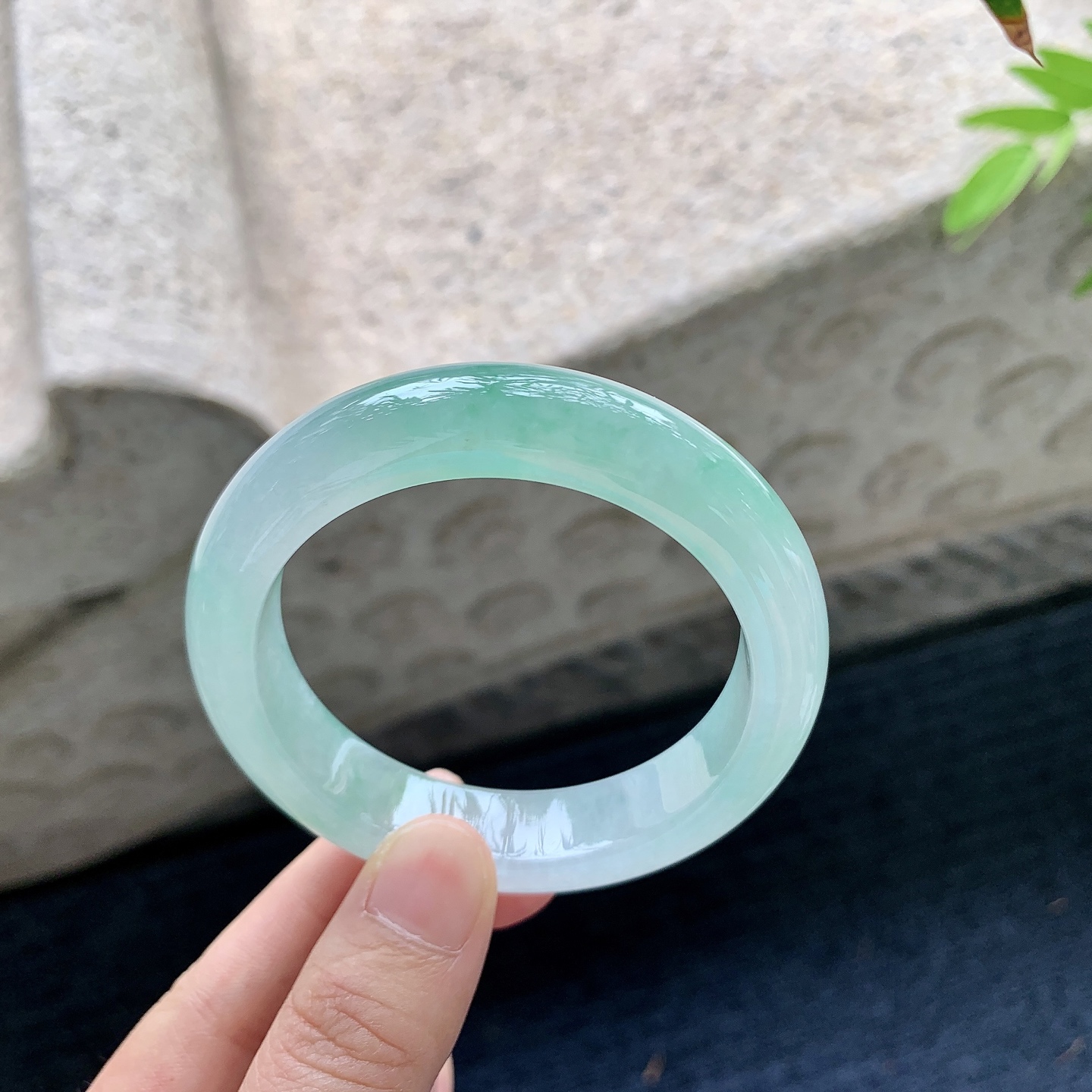 正圈52 53，圈口53/12.8/8.7，编码W6090319，冰糯飘绿，水润，种老，细腻，打灯有絮线