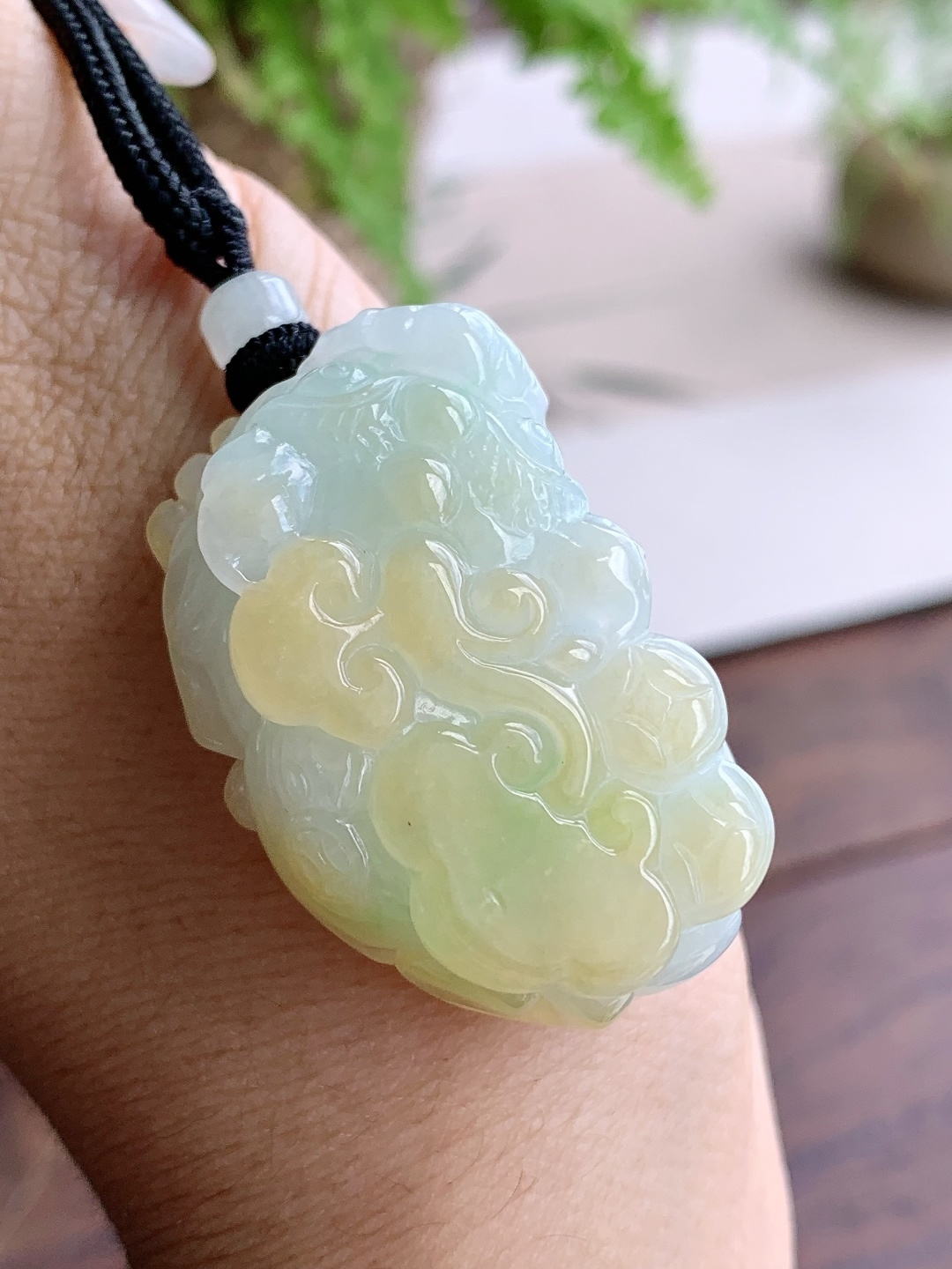 糯冰飘黄翡貔貅吊坠，缅料，性比高，超厚，尺寸39.4-23.5-13，重量29.6克