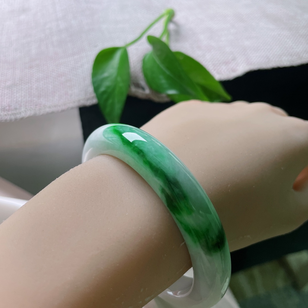 白底青正圈，一点皮纹，素净洁白玉底，艳润的辣绿恣意晕染，翠色浓烈鲜活，上手自带古典明媚的氛围感。ss57987a
