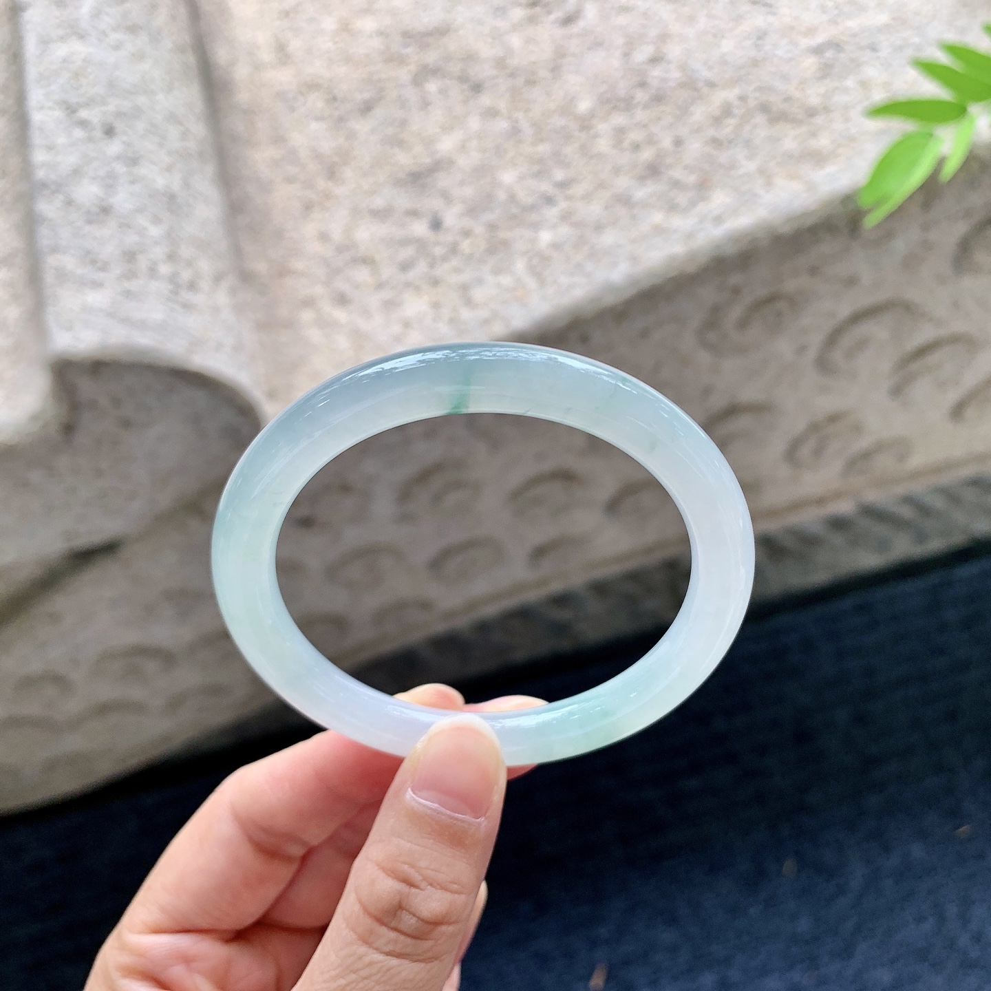 圆条53 54，圈口54/8/8，编码DZ090304，描述糯冰飘绿，水润，种老，细腻，打灯有棉线