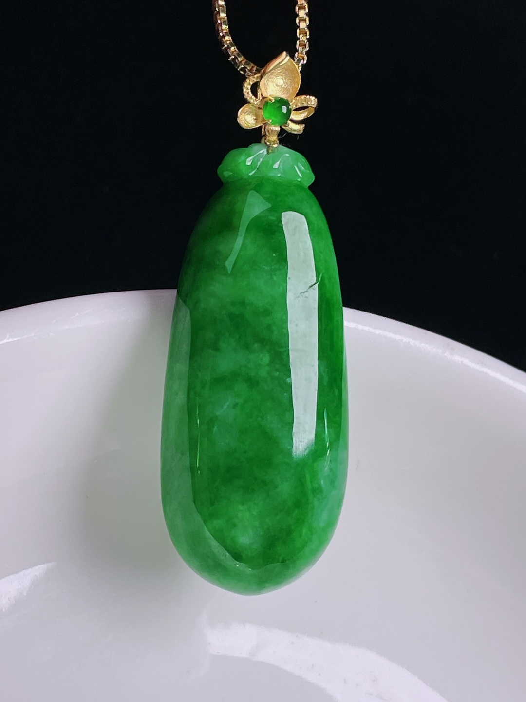 辣绿福瓜，18k镶嵌，老种起光，细底通透，尺寸：38裸石32/13.4/7.6mm0902