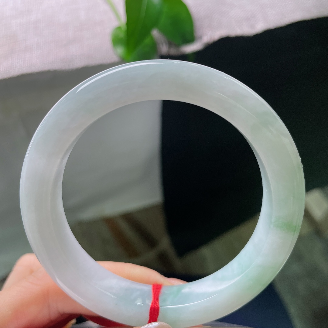 飘花正圈，有纹，白润底晕染淡淡的翠花，玉质细腻温润，素净底色衬着浅浅绿意，清雅温婉，简约又耐看。ss57958a
