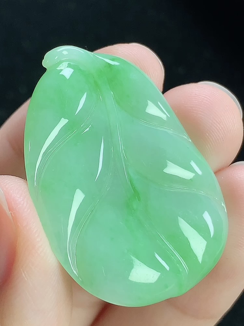 飘绿树叶，无裂，尺寸38.2-26.8-3.7mm，J02zz9