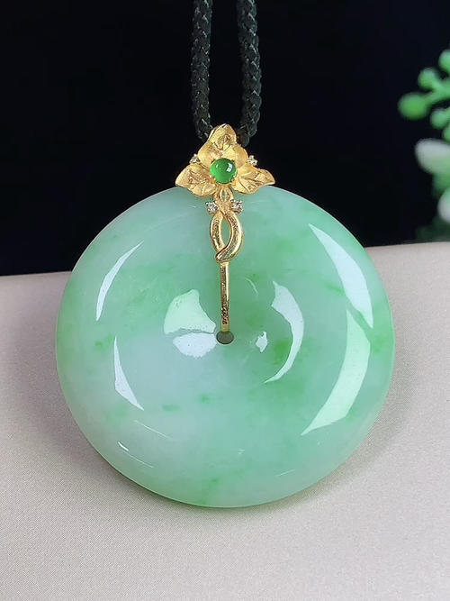 18k金镶飘绿平安扣，无裂，尺寸31.1-6.2mm，J02yja