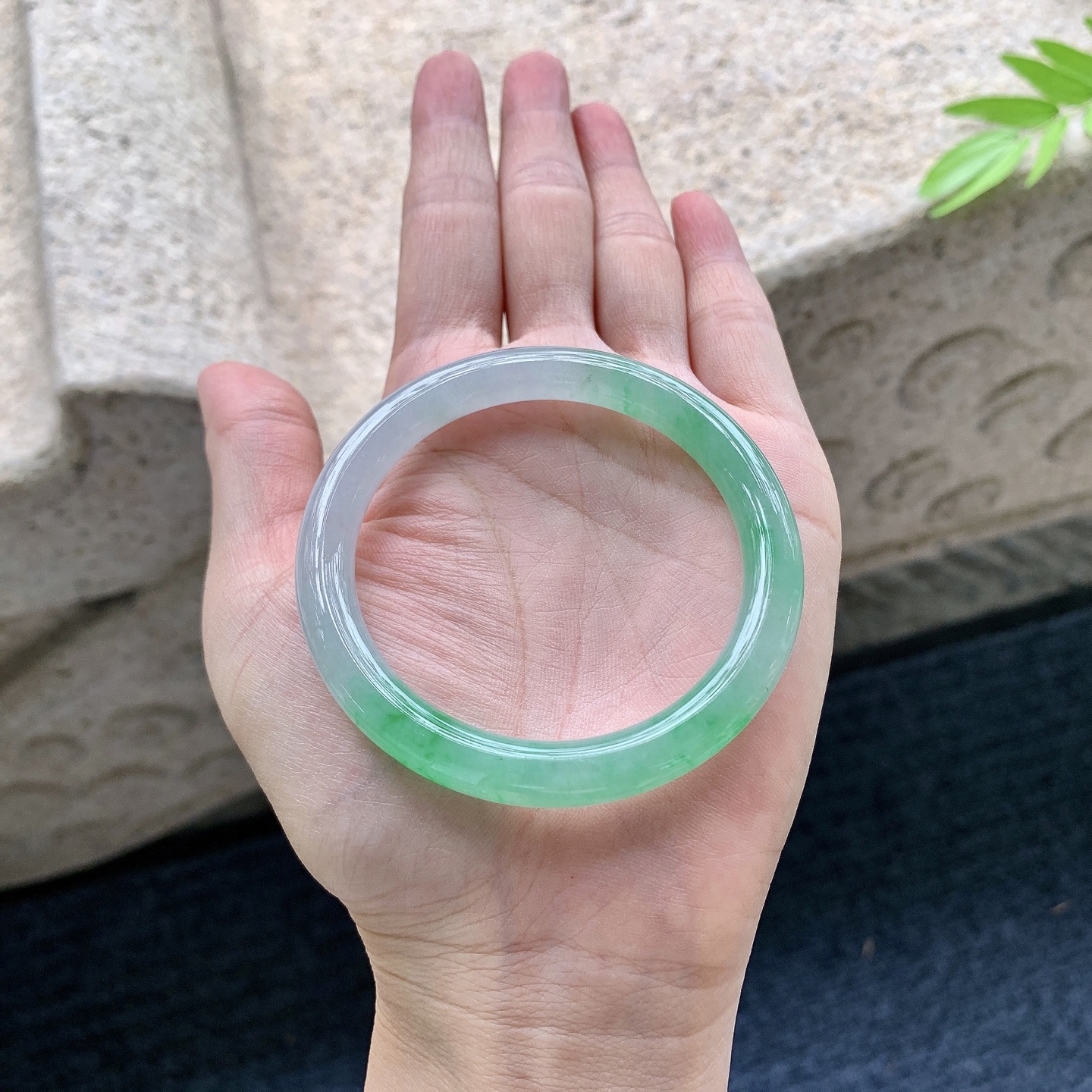 圆条50 51，圈口51.5/7.2/7.7，编码G990320，糯冰飘绿，水润，种老，细腻，打灯有