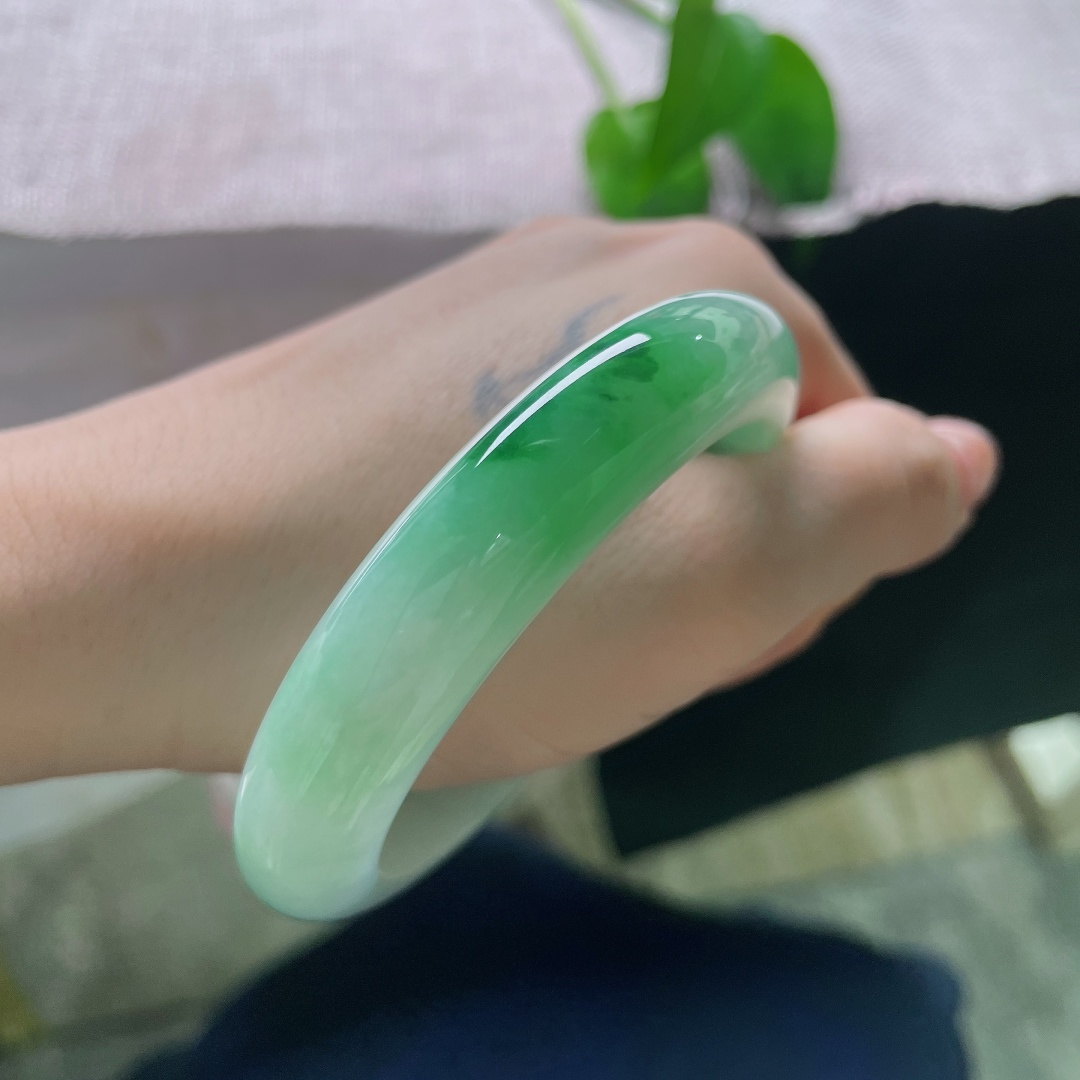 飘绿正圈，无裂，淡雅浅底色衬着一抹浓绿，绿感鲜活明艳，一淡一浓对比恰到好处，不艳俗。ss57969a