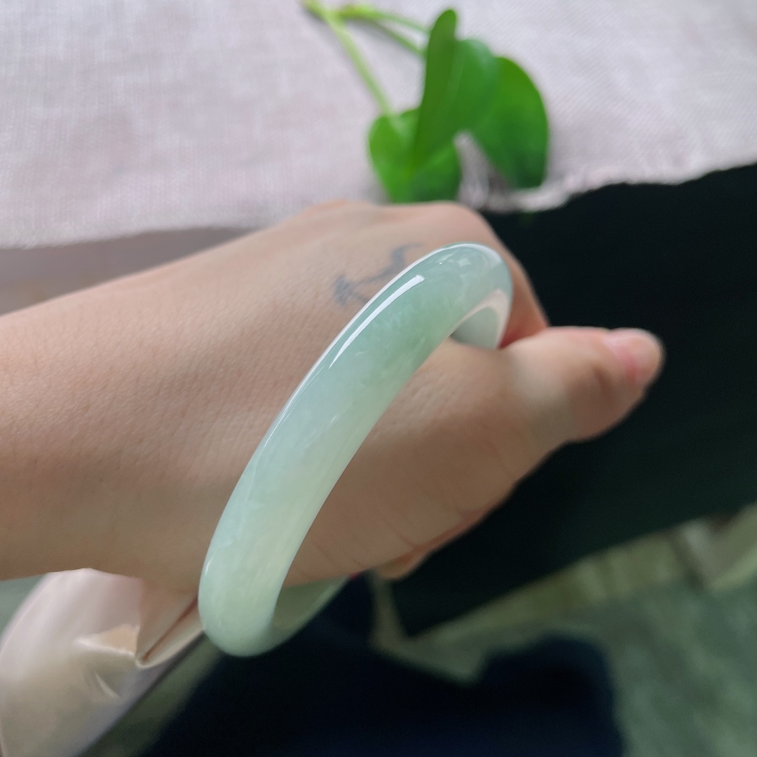 浅绿底正圈，果冻底，细润，素雅不张扬，佩戴不失甜美，皮纹，ss58011a