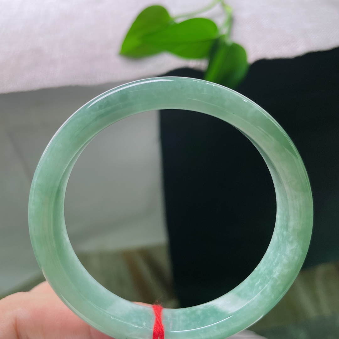 绿底正圈，有纹，满圈清新绿意，玉质细腻，色调清爽舒适，温柔不厚重，上手清新怡人，很衬肤色。ss57917a
