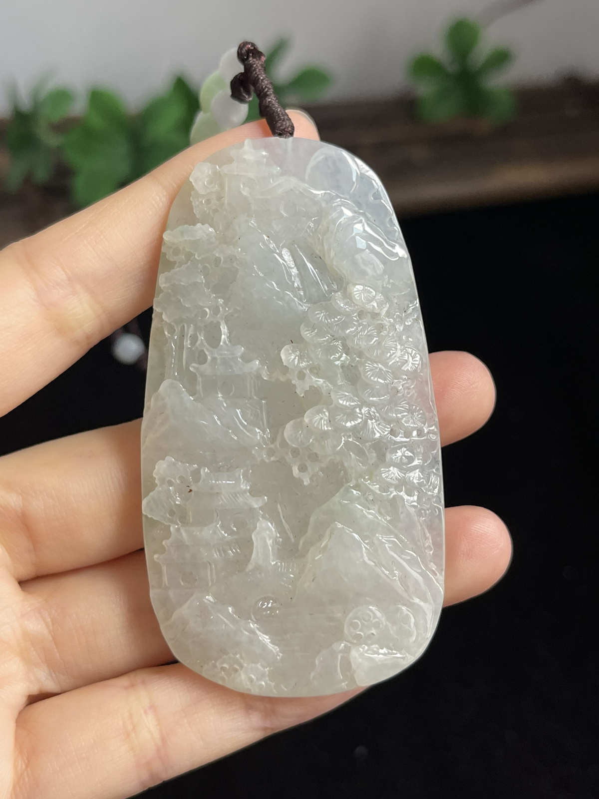 双面雕，精雕细琢，翡翠山水牌，厚装55.54克，手把件，车挂件