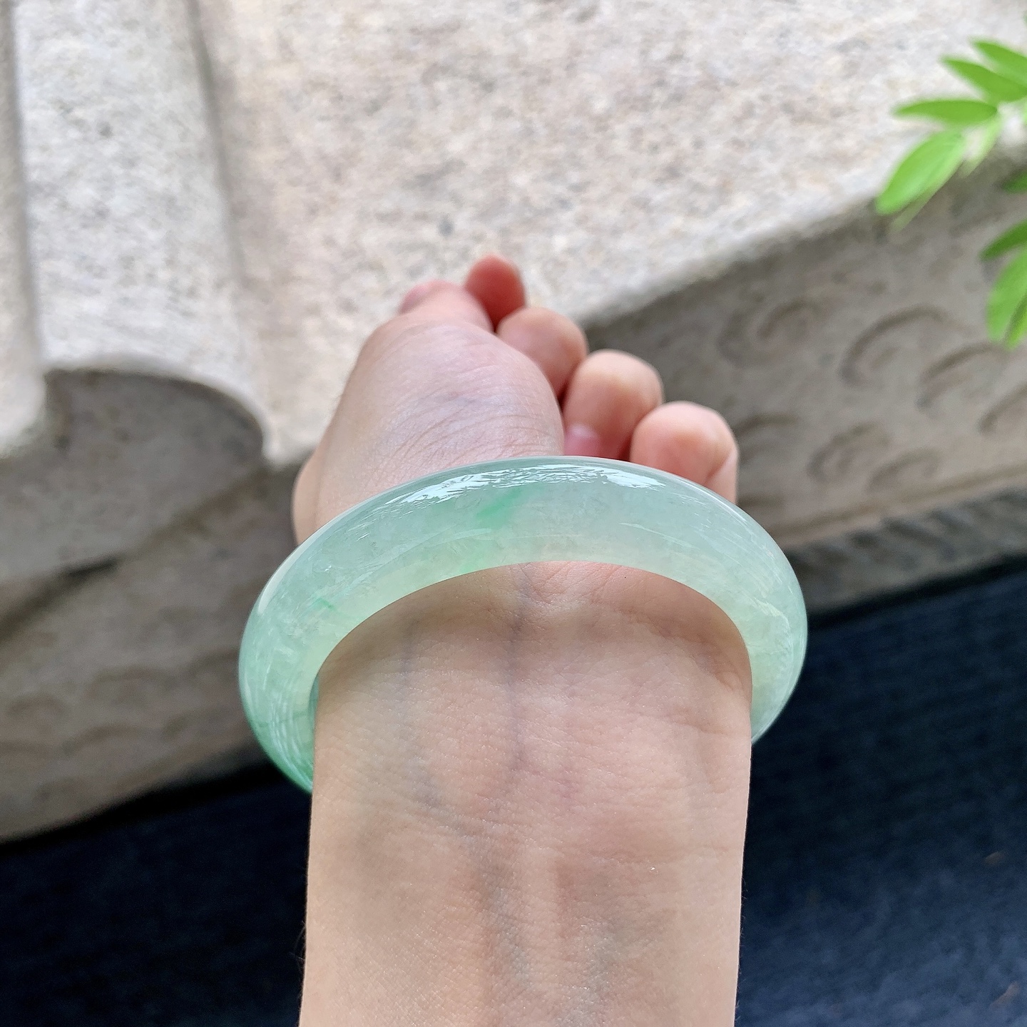 正圈53 54，圈口54.4/12/8.4，编码DJ090336，描述：冰糯飘绿，水润，种老，细腻，打灯有絮线