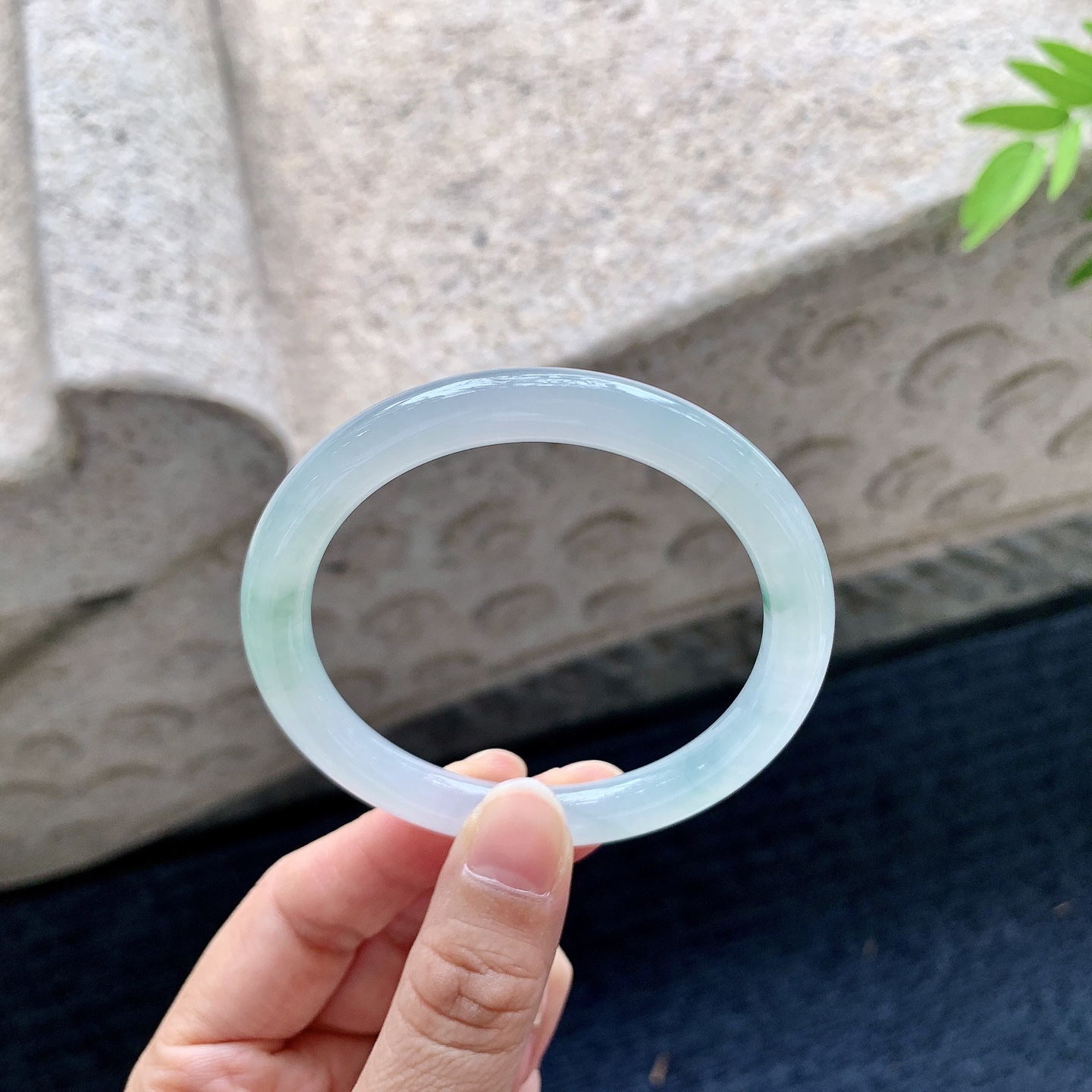 圆条53 54，圈口54/8/8，编码DZ090304，描述糯冰飘绿，水润，种老，细腻，打灯有棉线