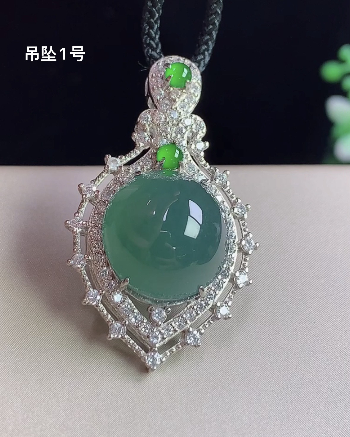 秒杀一对价格，吊坠1号，银镶冰蓝水大蛋面吊坠，整体尺寸36.7-21.5-9.6，裸石14.2-14-6.8mm；吊坠2号，银镶冰蓝水大蛋面吊坠，整体尺寸33.5-23.5-9.6，裸石13.1-13.1-6.0mm。