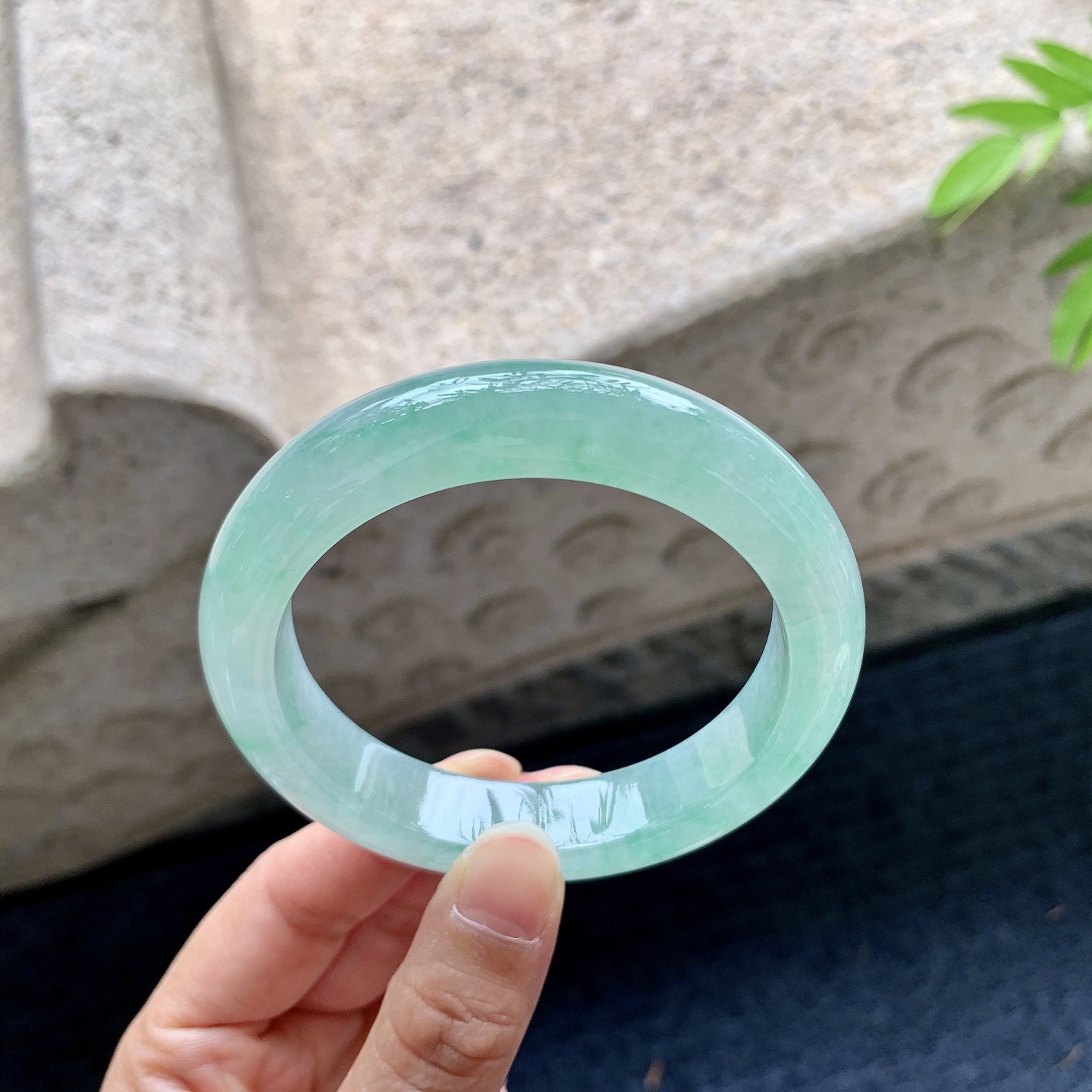 正圈56 57，圈口57/13/9.2，编码W6090330，描述冰糯飘绿，水润，种老，细腻，打灯有絮线