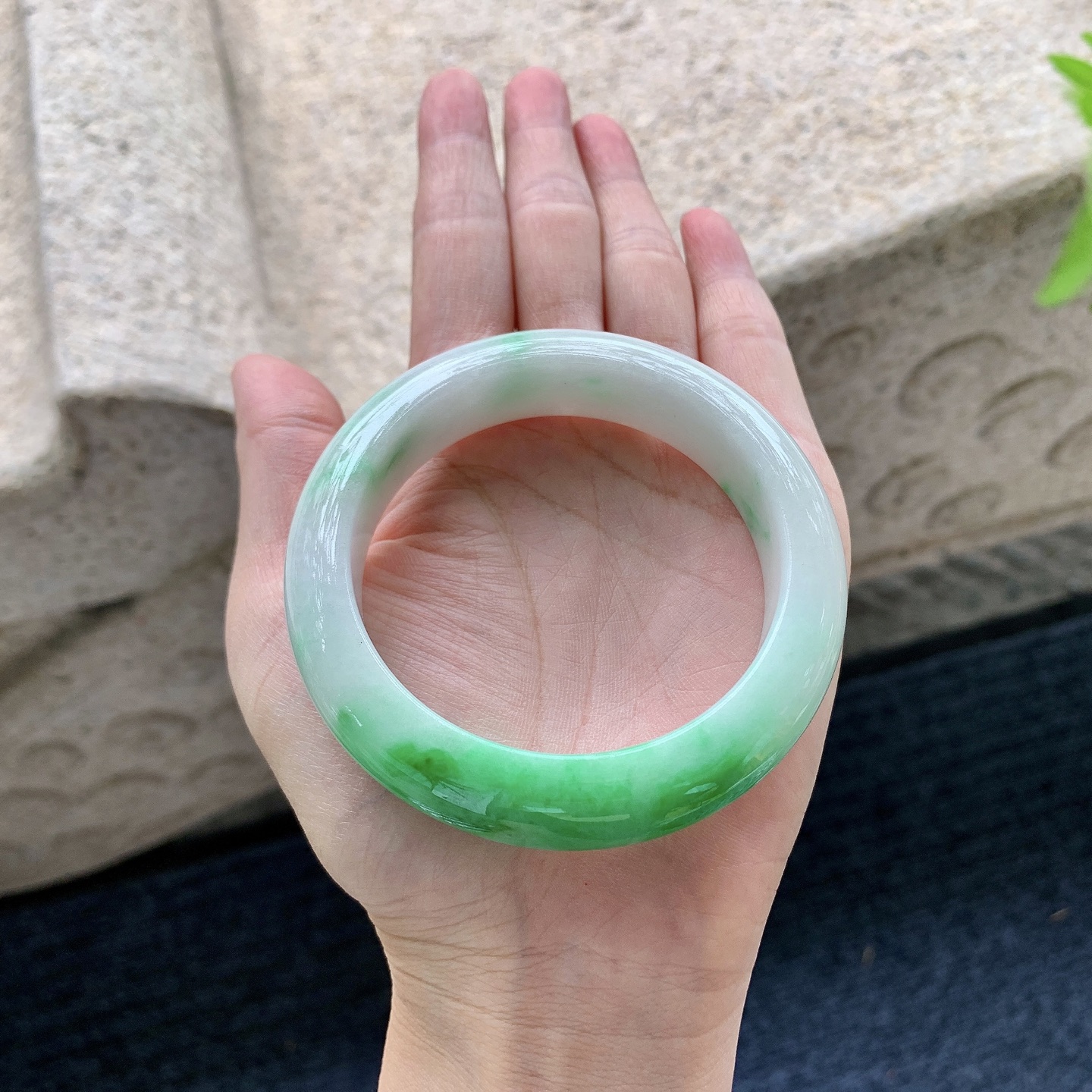 正圈54 55，圈口55.7/14.5/9.5，编码BA090349，细糯飘阳绿，水润，种老，细腻，