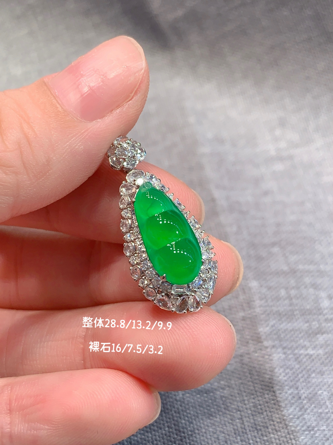 ️正冰阳绿福豆吊坠，青翠欲滴 水水润润 ～18k真金真钻，16-7.5-3.2