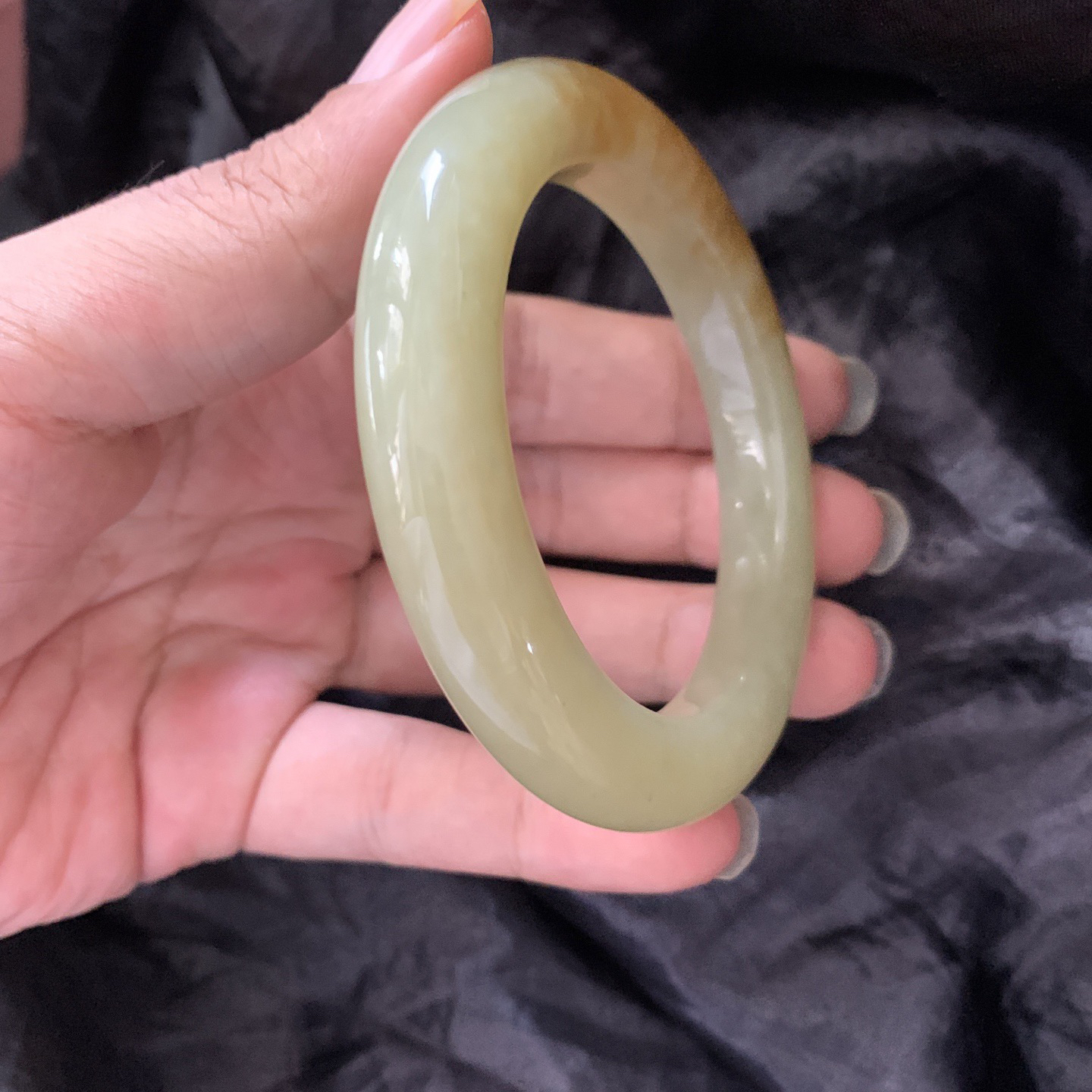 57.8圈口和田玉且末糖手镯，镯形好，你是我腕间的一抹风情，有你的日子尽显含蓄高贵典雅，品质高