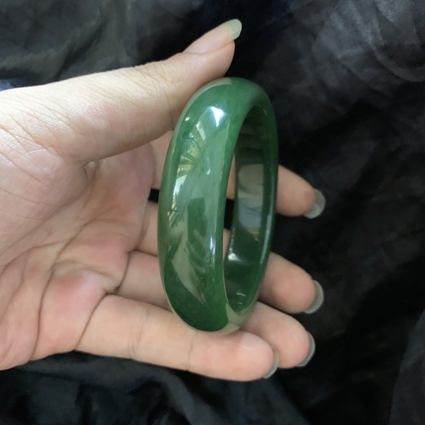 收藏款，和田玉碧玉57.8圈口菠菜绿宽条手镯，镯型古朴典雅。在诗情画意的雨巷相遇，你是我腕间的一抹风情，有你眸有深情.清风荡漾湖间静水，我愿俯身低眉，在烟波涟漪处寻