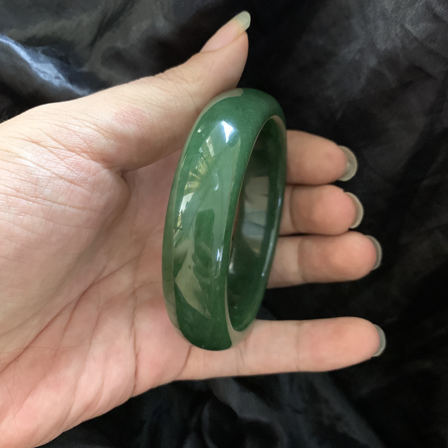 收藏款，和田玉碧玉57.8圈口菠菜绿宽条手镯，镯型古朴典雅。在诗情画意的雨巷相遇，你是我腕间的一抹风情，有你眸有深情.清风荡漾湖间静水，我愿俯身低眉，在烟波涟漪处寻