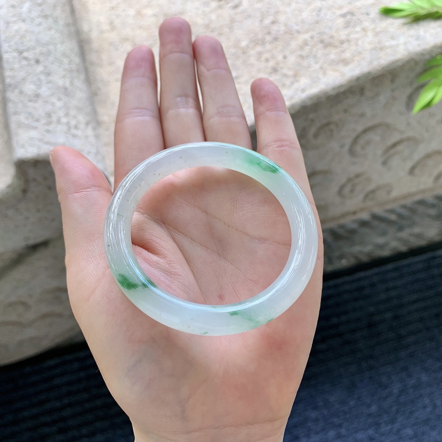 圆条49 50，圈口50.7/8.6/8，编码BA090366，描述：糯冰飘绿，水润，种老，细腻，有棉纹。